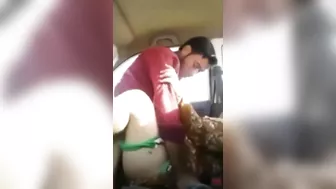 شرموطه محجبه عشيقها مخليها تمصله زبه في العربيه ويفضحها