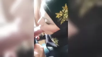 قحبه عربيه بتمص الزبر بكل هيجان مع حبيبها الجديد