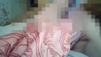 حبيبها واخدها على سريره رافع رجليها وبيحط زبه في كسها