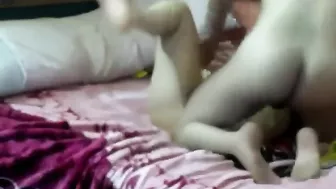 مصريه جامده نايمه على السرير وعشيقها راكبها وينيك طيزها