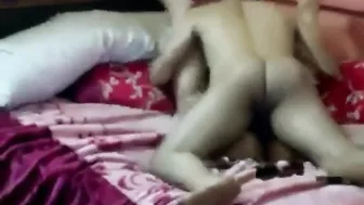 مصريه جامده نايمه على السرير وعشيقها راكبها وينيك طيزها