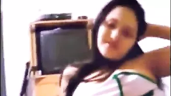 بنوته جميله مبسوطه بمص زب حبيبها ونيك كسها الهيجان
