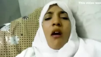 لبوه مصريه محجبه على ضهرها وعشيقها بيفشخ كسها نيك
