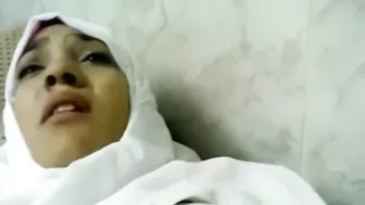 لبوه مصريه محجبه على ضهرها وعشيقها بيفشخ كسها نيك