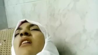 لبوه مصريه محجبه على ضهرها وعشيقها بيفشخ كسها نيك
