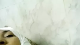 لبوه مصريه محجبه على ضهرها وعشيقها بيفشخ كسها نيك