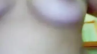 فرسه مصريه مولعه بتتنطط على الزب وبزازها الجامده بتلعب