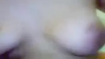 فرسه مصريه مولعه بتتنطط على الزب وبزازها الجامده بتلعب