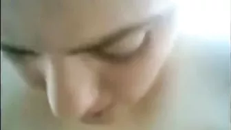 قحبة خليجية بزازها كبيرة بتمص الزب وتركبه وتتفضح