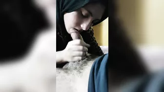 مصريه محجبه اخوها بيصورها وهي ماسكه في زبه وبتمصه