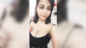 مربربه بتمسك بزازها تقفشهم لعشيقها وتفتح كسها على الاخر