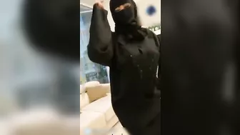 سعودية جميلة ترقص لعشيقها بالفندق وينيك كسها بعنف