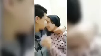 واد هيجان واخد بنت خالته البيت ونازل بوس ونيك فيها