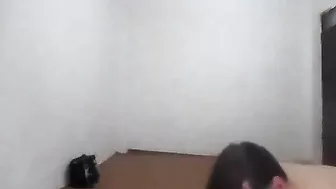 بتمص لعشيقها وتتركب على السرير وتاخد زبه في طيزها