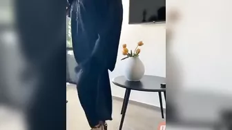 حبيبها راكبها على السرير وتقوله نيك طيزي براحه