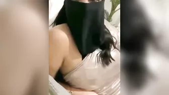 شرموطة بتعرض جسمها لحبيبها وتتفشخ نيك على السرير