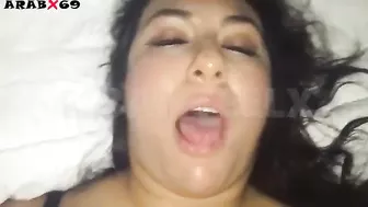 مربربه مطلقه مع زبون راشق زبه في كسها وبيصورها