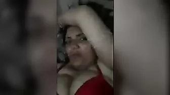 نيك مربربه مصريه نايم لعشيقها بالطقم الاحمر وتتوجع