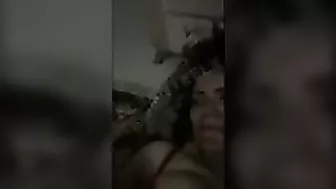 نيك مربربه مصريه نايم لعشيقها بالطقم الاحمر وتتوجع