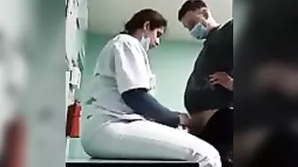 بنوته حبيبها بيروحلها الشغل يلعب في بزازها وينيك طيزها