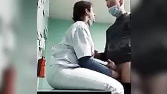 بنوته حبيبها بيروحلها الشغل يلعب في بزازها وينيك طيزها