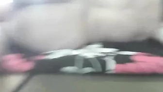 مصريه ابن اخوها منيمها على السرير وبيرشق زبه كامل