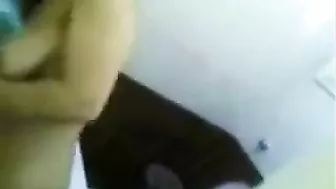 البت بتقلع في الشقه المفروشه وتعرض بزازها وجسمها الفاجر