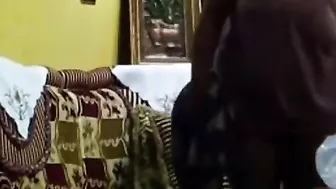 لبوه مصريه نايمه للزبون وهو بيلعب في كسها ويقفش بزازها