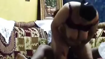 لبوه مصريه نايمه للزبون وهو بيلعب في كسها ويقفش بزازها