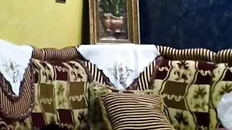 لبوه مصريه نايمه للزبون وهو بيلعب في كسها ويقفش بزازها
