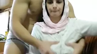 متناكه مغربيه فاتحه لايف واخوها بيقفش في بزازها وتمصله