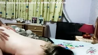 لبوه خبيره في النيك واخده الزب في طيزها على سرير جوزها