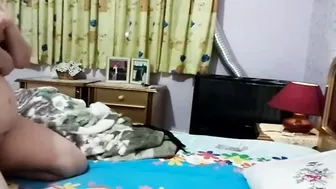 لبوه خبيره في النيك واخده الزب في طيزها على سرير جوزها