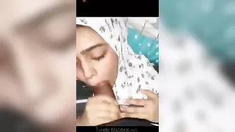 محجبه لبوه اخوها مخليها تمصله زبه على السرير وبيصورها