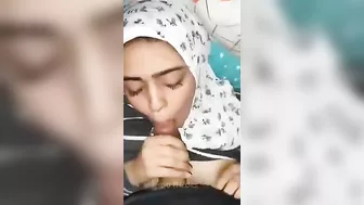 محجبه لبوه اخوها مخليها تمصله زبه على السرير وبيصورها