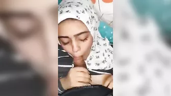 محجبه لبوه اخوها مخليها تمصله زبه على السرير وبيصورها