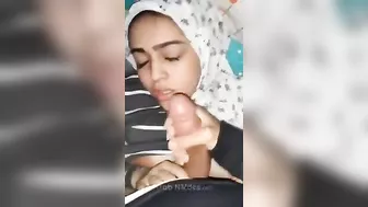 محجبه لبوه اخوها مخليها تمصله زبه على السرير وبيصورها