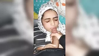 محجبه لبوه اخوها مخليها تمصله زبه على السرير وبيصورها