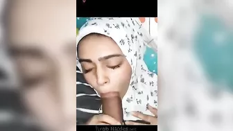 محجبه لبوه اخوها مخليها تمصله زبه على السرير وبيصورها