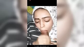 محجبه لبوه اخوها مخليها تمصله زبه على السرير وبيصورها