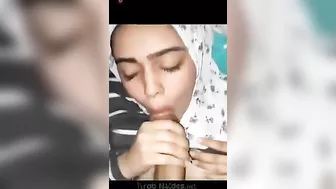 محجبه لبوه اخوها مخليها تمصله زبه على السرير وبيصورها