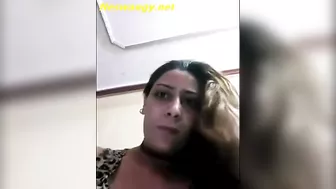 نايه على السرير وبتضرب سبعه ونص وفاتحه كسها لحبيبها