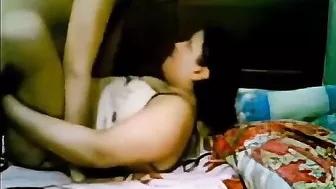 ملبن بلدي الواد مركبها زبره وفاشخ كسها نيك على السرير