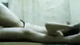 فلاحه مصريه جارها راشق زبه كله في كسها على سريرها