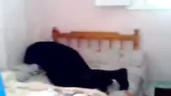 مربربة منقبة الواد بيبعبص كسها وينيكها على السرير