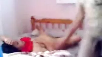 مربربة منقبة الواد بيبعبص كسها وينيكها على السرير
