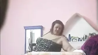 مربربة بزازها كبيرة جارها فاتح رجليها وبينيك كسها
