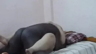 سعوديه مربربه السواق فاشخ كسها نيك على سرير زوجها