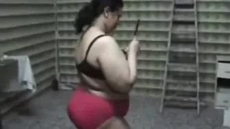 سعوديه مربربه السواق فاشخ كسها نيك على سرير زوجها