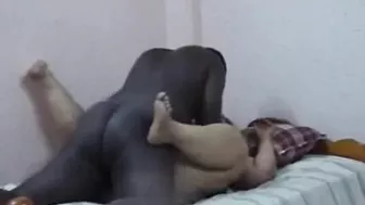 سعوديه مربربه السواق فاشخ كسها نيك على سرير زوجها